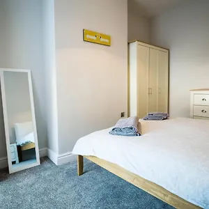 Spacious, Modern 4 Bed House Close To City Centre Holiday home